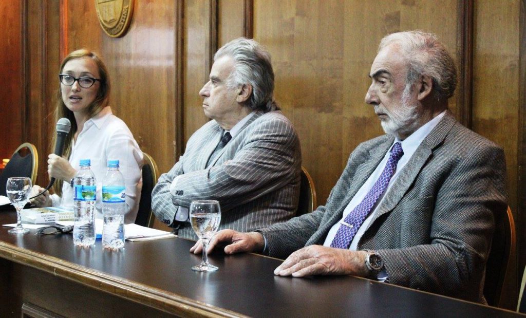 La Senadora Nacional Fernández Sagasti y los constitucionalistas Cholvis y Barcesat fueron parte de los expositores.